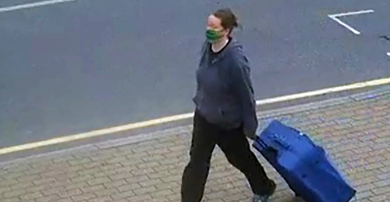 Σοκ στο Λονδίνο: Κατηγορούμενη για φόνο εθεάθη να σέρνει μια τεράστια μπλε βαλίτσα στους δρόμους - Δείτε βίντεο