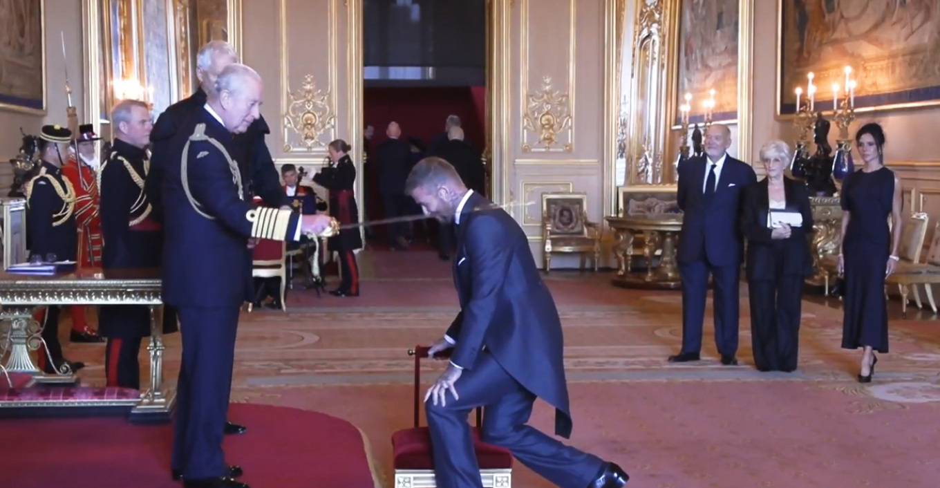 ΒΙΝΤΕΟ: Ο Βασιλιάς Κάρολος έχρισε ιππότη τον Ντέιβιντ Μπέκαμ