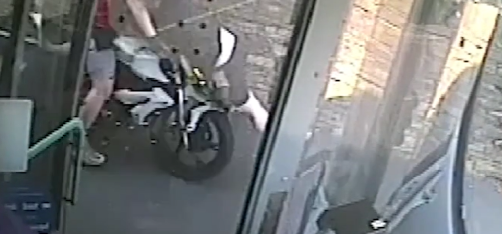 VIDEO: Η τρομακτική στιγμή της παράσυρσης 30χρονης μόλις αποβιβάστηκε από λεωφορείο στη Βρετανία