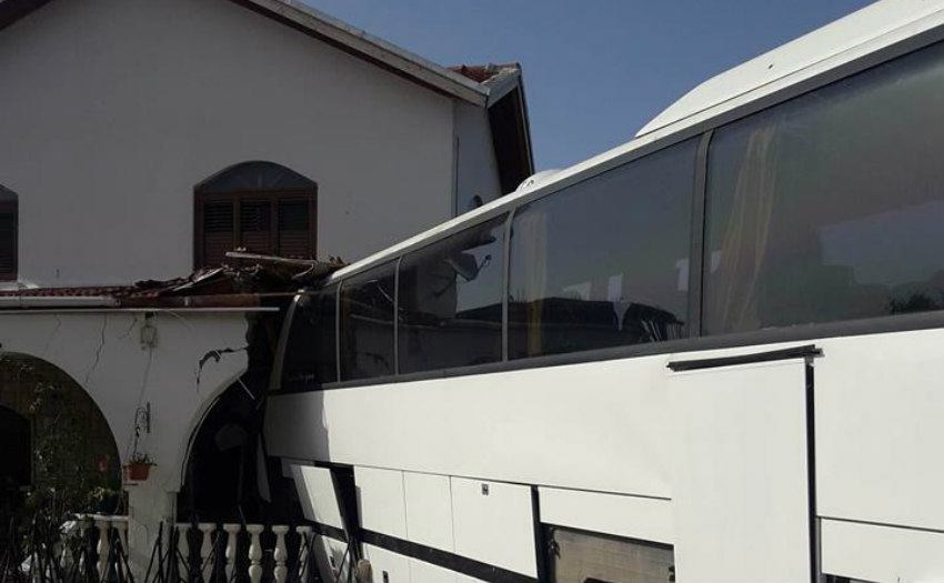 Απίστευτο τροχαίο στην Αμμόχωστο: Λεωφορείο «μπήκε» σε σπίτι-ΦΩΤΟΓΡΑΦΙΕΣ