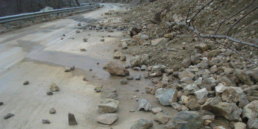 ΠΡΟΣΟΧΗ ΟΔΗΓΟΙ: Κατολίσθηση πετρών στον αυτοκινητόδρομο Πάφου–Λεμεσού  .