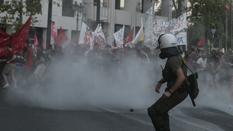Επεισόδια στο κέντρο της Αθήνας σε διαδήλωση φοιτητών κατά της πανεπιστημιακής αστυνομίας - Δείτε βίντεο