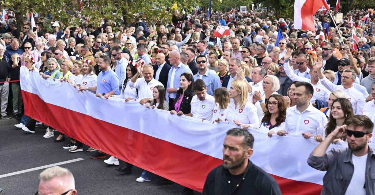 Χιλιάδες άνθρωποι σε διαδήλωση της αντιπολίτευσης στη Βαρσοβία