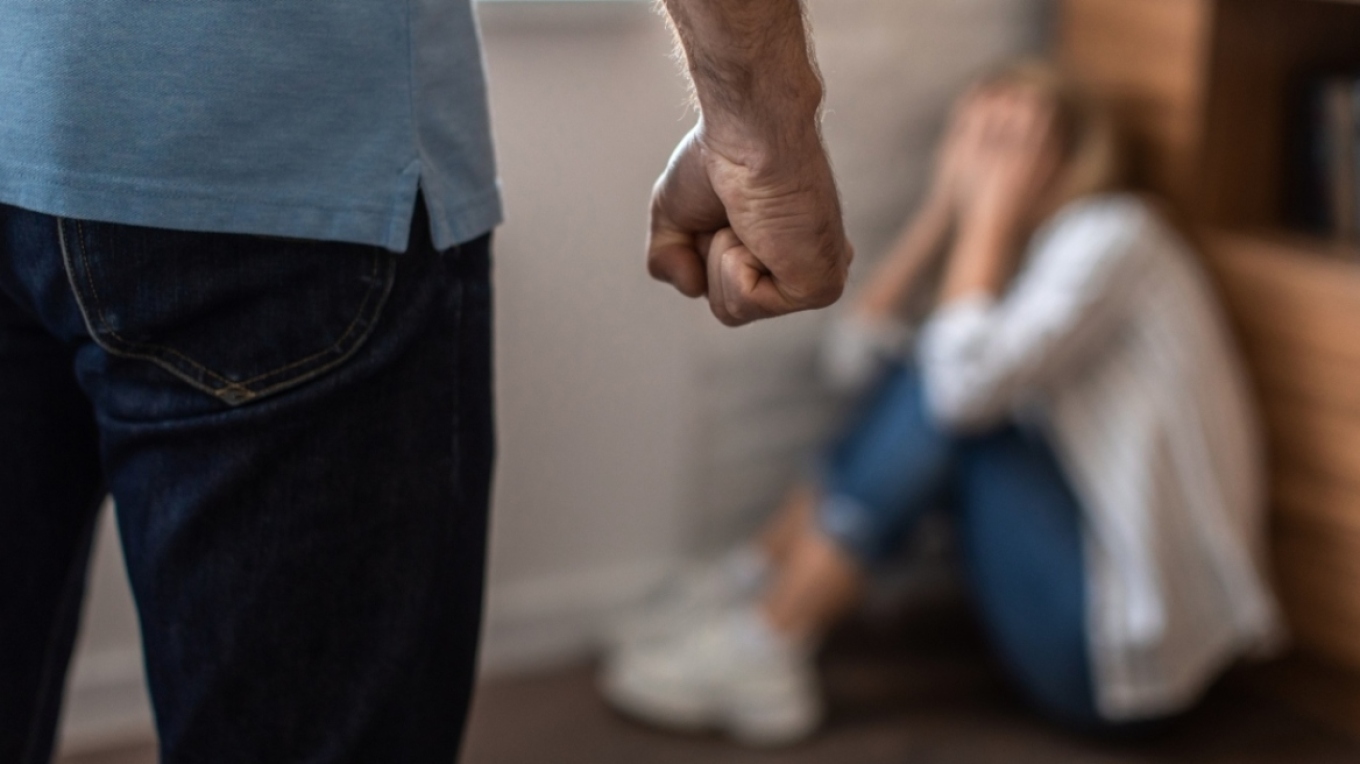 Μπροστά στα παιδιά τους ξυλοκόπησε τη σύντροφό του ο 50χρονος στην Ελλάδα 
