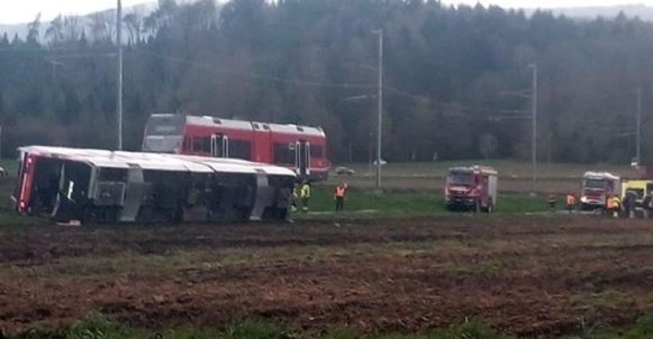 Τρόμος στην Ελβετία: Εκτροχιάστηκαν δύο τρένα - Πολλοί οι τραυματίες - Φωτογραφίες