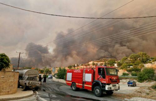 Σε λεωφορείο εγκλωβισμένα 36 άτομα στη Λόφου - Μαίνεται ανεξέλεγκτα η φωτιά 