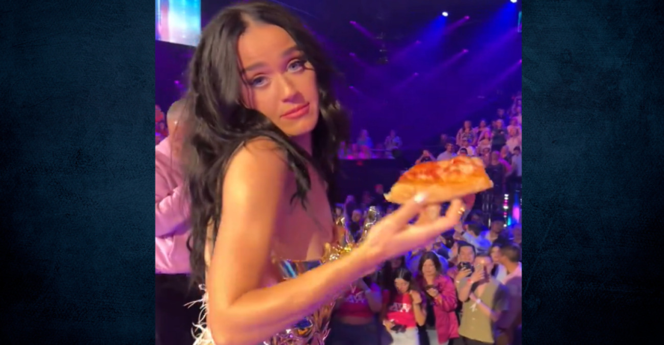Κέιτι Πέρι: Το βίντεο που εκνεύρισε τους φαν της - Πέταξε ένα κομμάτι πίτσα στο πλήθος - Δείτε βίντεο