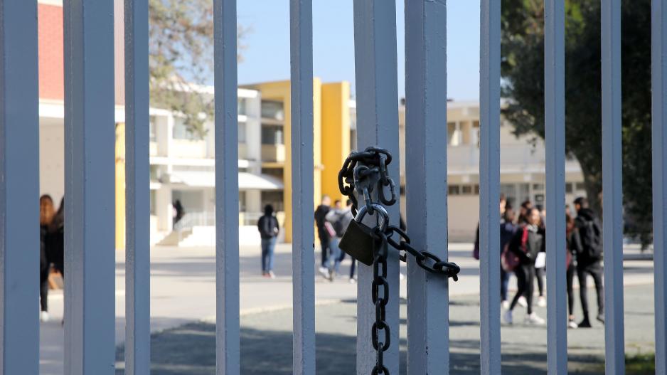 Χάλασε την «πίντα» των μαθητών η Αστυνομία – Έβαλαν φωτιά σε κάδους στη Λευκωσία (VIDEO)