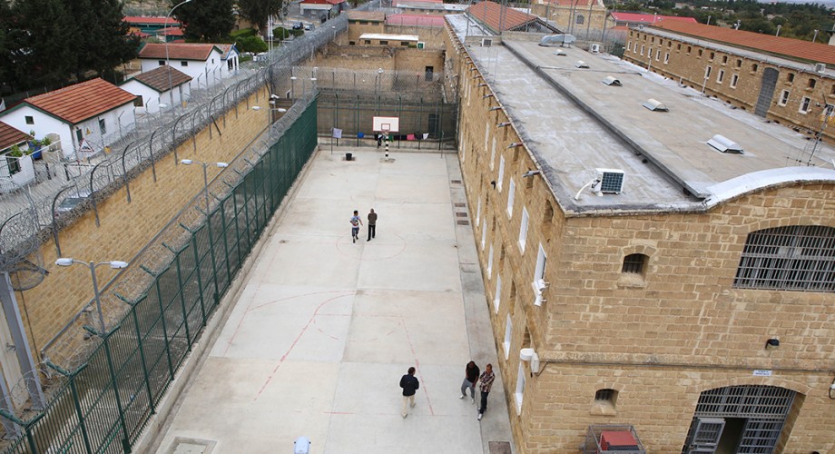 Κεντρικές Φυλακές: Σε κρίσιμη κατάσταση ο κρατούμενος που επιχείρησε να αυτοπυρποληθεί – Διασωληνομένος στο νοσοκομείο