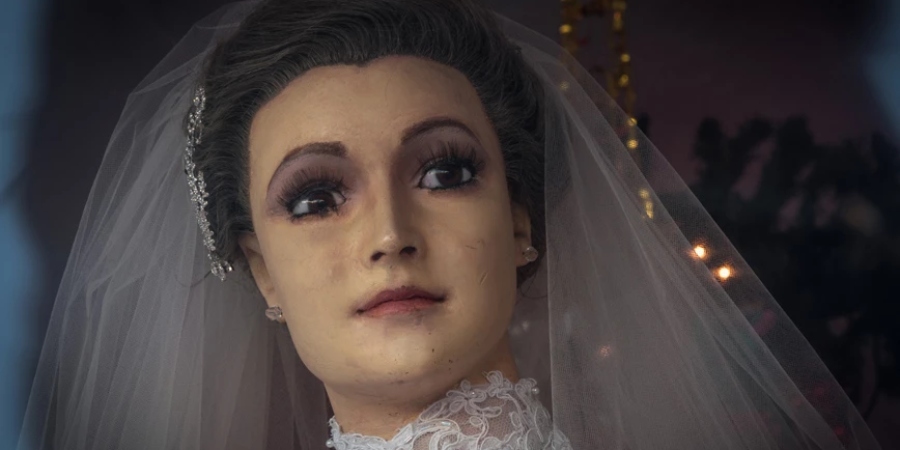 Κούκλα σε βιτρίνα ντυμένη νύφη φημολογείται ότι είναι βαλσαμωμένο σώμα γυναίκας