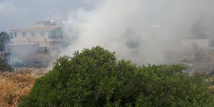 ΠΑΦΟΣ: Κινδύνεψαν σπίτια από πυρκαγιά - Γλίτωσαν στο παρά πέντε
