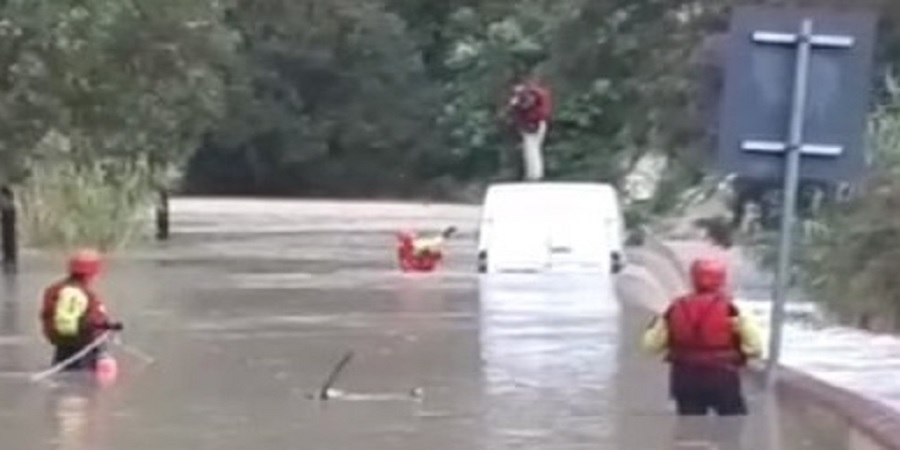 ΒΙΝΤΕΟ: Καρέ-καρέ η διάσωση οδηγού στο φράγμα της Καλαβασού -Το όχημα του παρασύρθηκε από τα ορμητικά νερά  