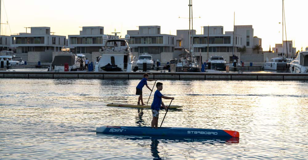 Κωπηλατώντας για την αγάπη: Το Paddle for Autism δίνει έναν καλό σκοπό στο φετινό Φεστιβάλ Θαλάσσιου Τουρισμού στη Μαρίνα Αγίας Νάπας