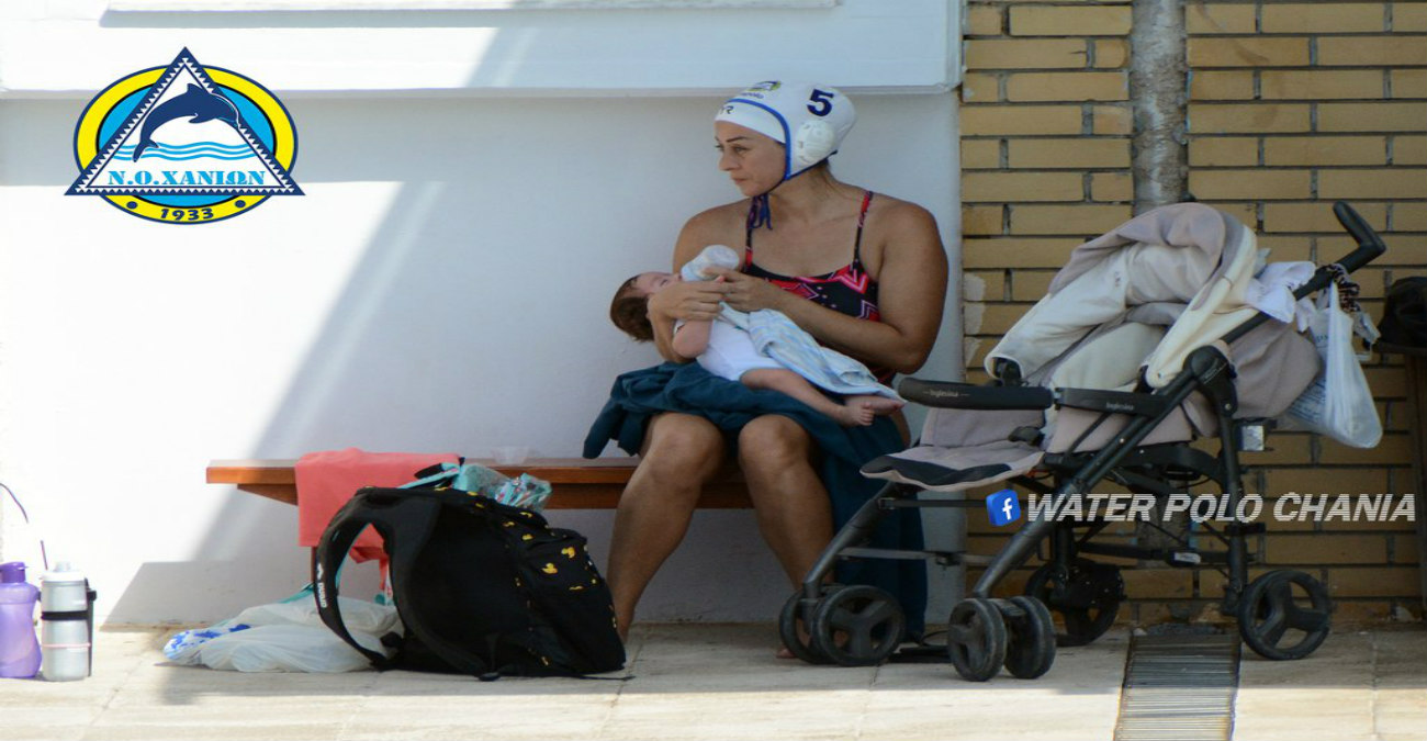 Ελληνίδα αθλήτρια βγαίνει από την πισίνα και ταΐζει το μωράκι της στον πάγκο - Η συγκινητική φωτογραφία της 