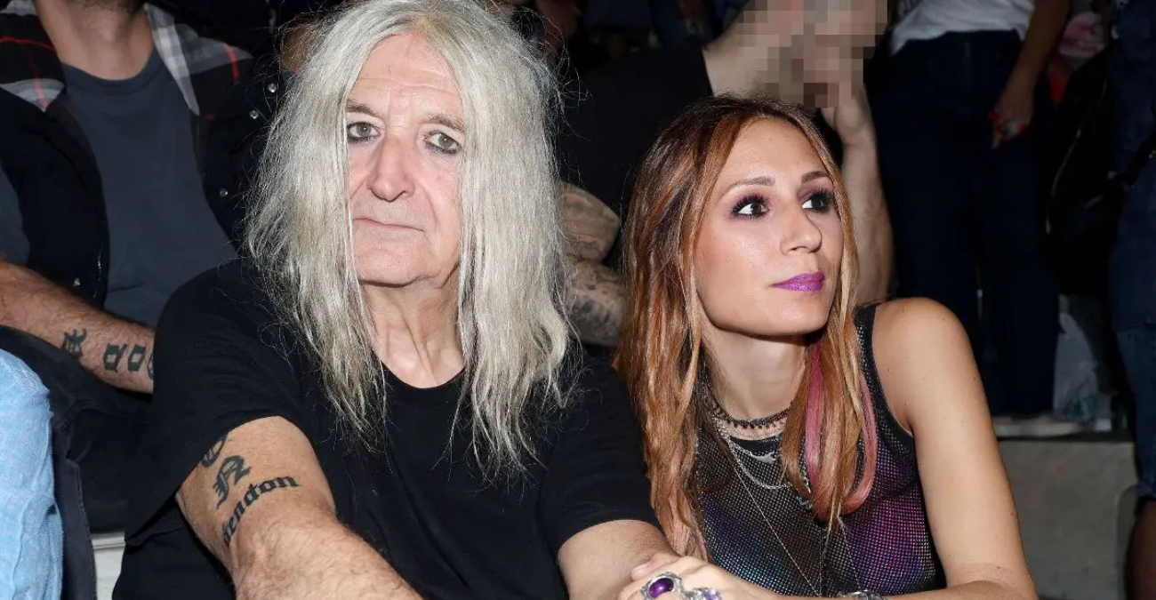 Νίκος Καρβέλας: Αυτός είναι ο άγνωστος εκκεντρικός αδερφός του -Βίντεο