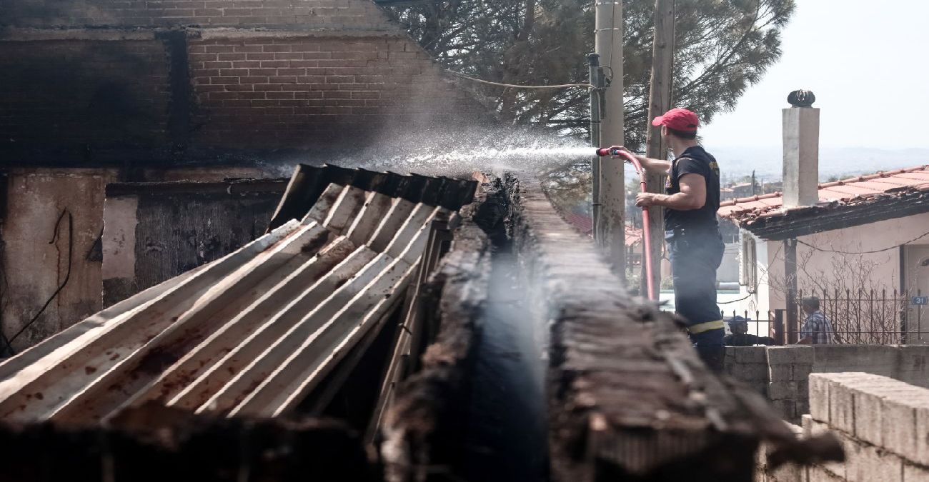 Φωτιά στην Πάρνηθα: Αποκαρδιωτικές εικόνες από τα καμένα σπίτια - Συνεχίζεται η μάχη με τις αναζωπυρώσεις