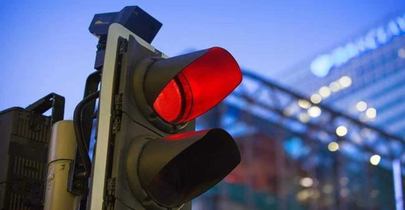 Τα είδαμε όλα: Περιπολικό στην Κύπρο πέρασε κατά πολύ την γραμμή σε κόκκινο φανάρι - Δείτε την viral fωτογραφία