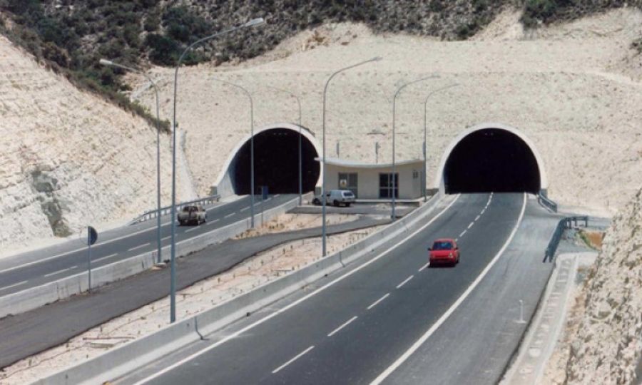 Οδηγοί Προσοχή: Κλειστός ο αυτοκινητόδρομος λόγω του σοβαρού τροχαίου