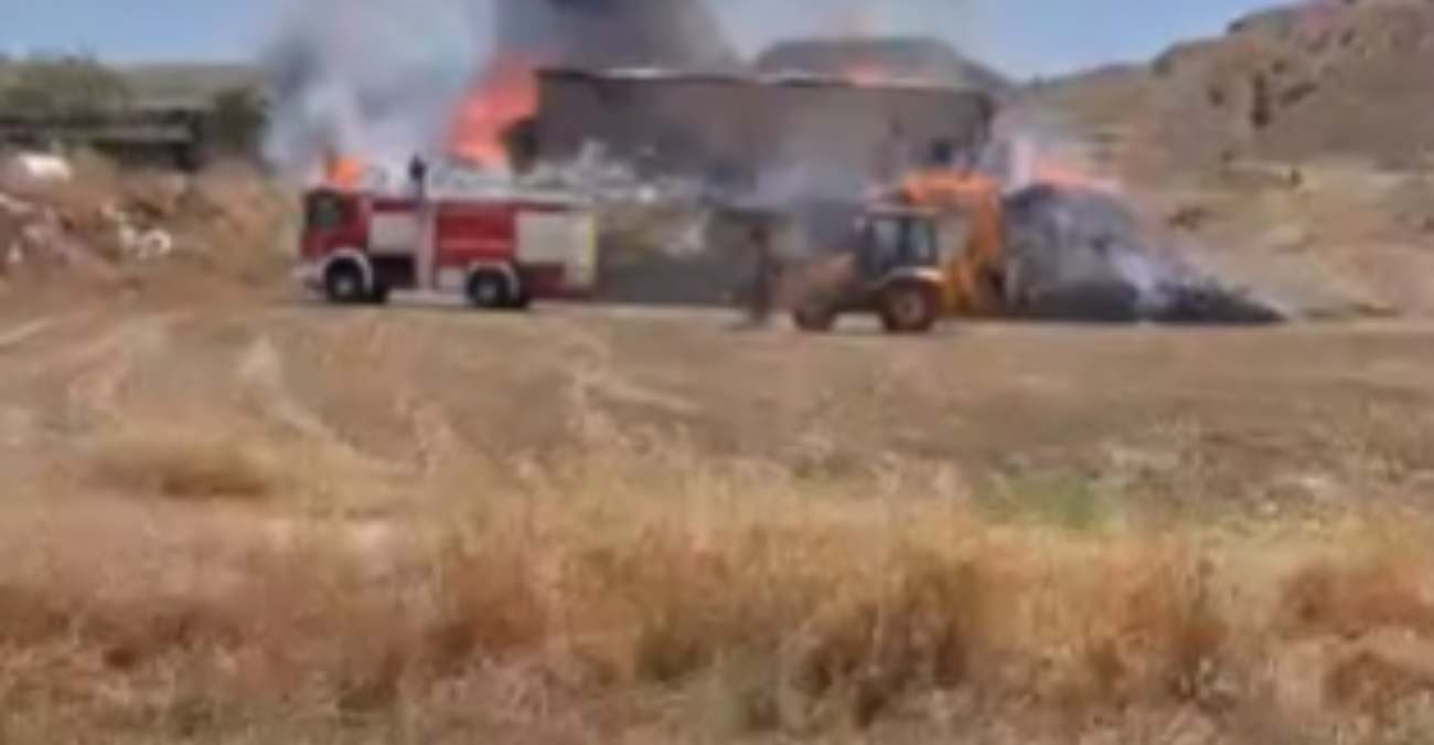 Συναγερμός στο Τσέρι: Παραδόθηκε στις φλόγες παλιά αποθήκη – Δείτε βίντεο από τη σκηνή