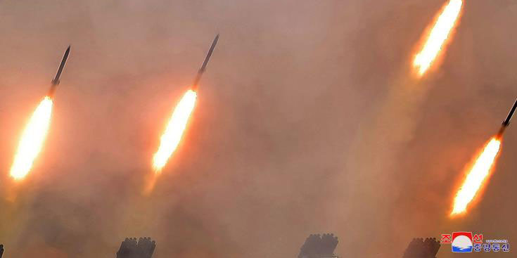 Η Βόρεια Κορέα εκτόξευσε τρεις πυραύλους αγνώστου τύπου στην Ανατολική Θάλασσα