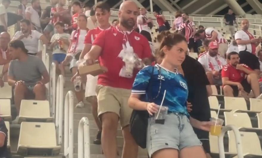 Όμορφες εικόνες στο ΟΑΚΑ: Οι οπαδοί της Σάμσουνσπορ μάζεψαν τα σκουπίδια μετά το ματς με τον Παναθηναϊκό
