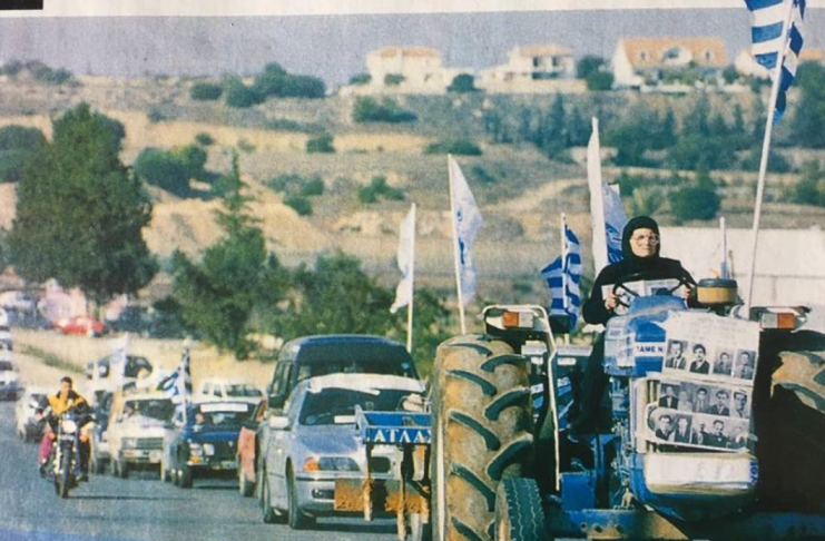 Η ατρόμητη γιαγιά με το τρακτέρ που ήταν μπροστάρισσα στην αντικατοχική πορεία στην Κύπρο το 1997. Η φωτογραφία που έκανε το γύρο του κόσμου