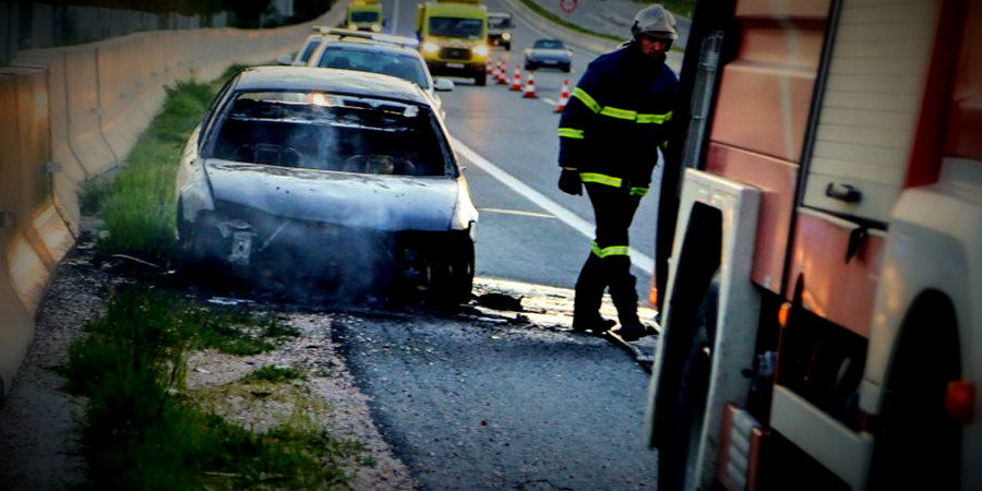 ΛΕΥΚΩΣΙΑ: Τυλίχθηκε στις φλόγες όχημα πολυτελείας 