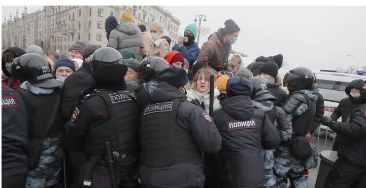 Πάνω από 3.300 οι διαδηλωτές που συνελήφθησαν χθες στη Ρωσία, στην εντατική διαδηλώτρια