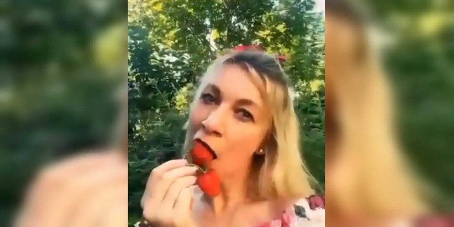 Μαρία Ζαχάροβα: Τρώει φράουλες με «πονηρό» βλέμμα – Σάλος με την ανάρτησή της