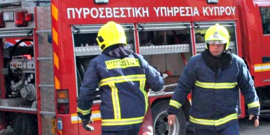 Συναγερμός στη Πυροσβεστική: Καίγεται σωρός από ανακυκλώσιμα υλικά στο Μαρί - «Παραμείνετε στο σπίτι»
