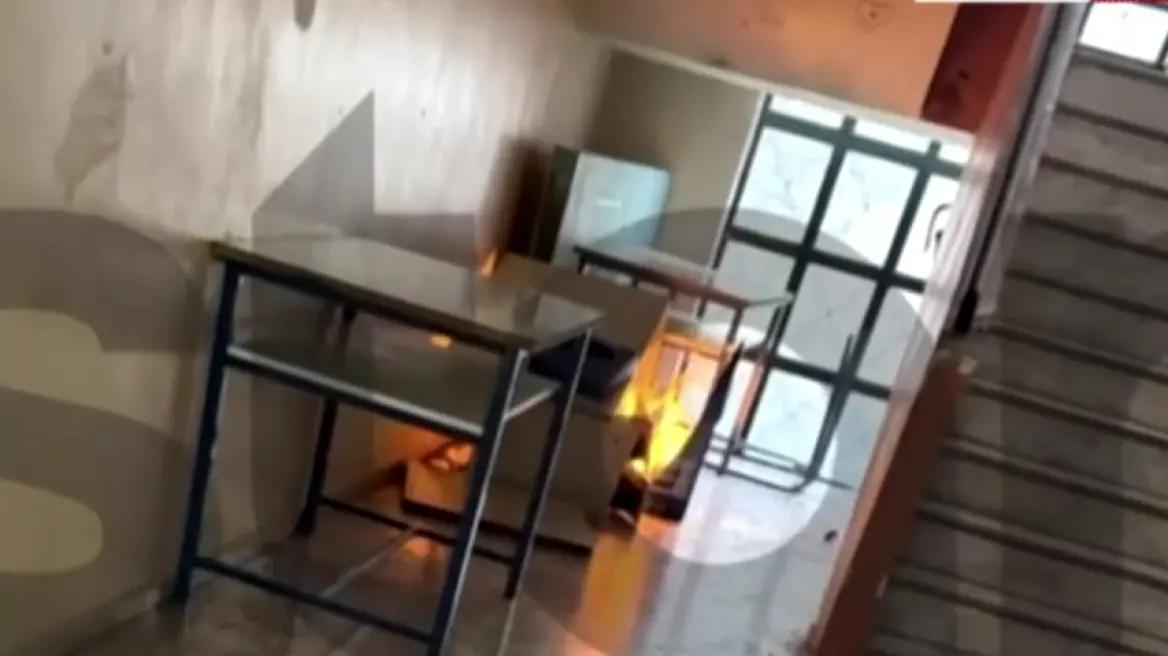 Ομάδες νεαρών βανδαλίζουν λύκειο στη Γλυφάδα: Βάζουν φωτιές σε τουαλέτες, πετάνε θρανία από σκάλες και γλάστρες από παράθυρα