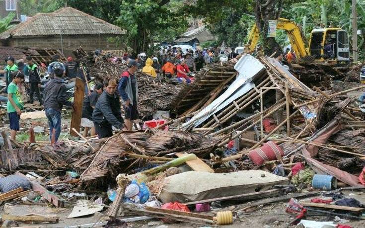 Περισσότεροι από 220 οι νεκροί, 843 οι τραυματίες από το τσουνάμι στην Ινδονησία