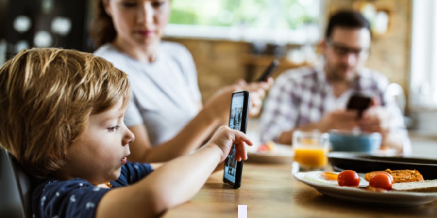Τι να κάνεις ως γονιός για να μειώσει τον χρόνο στο κινητό τηλέφωνο το παιδί