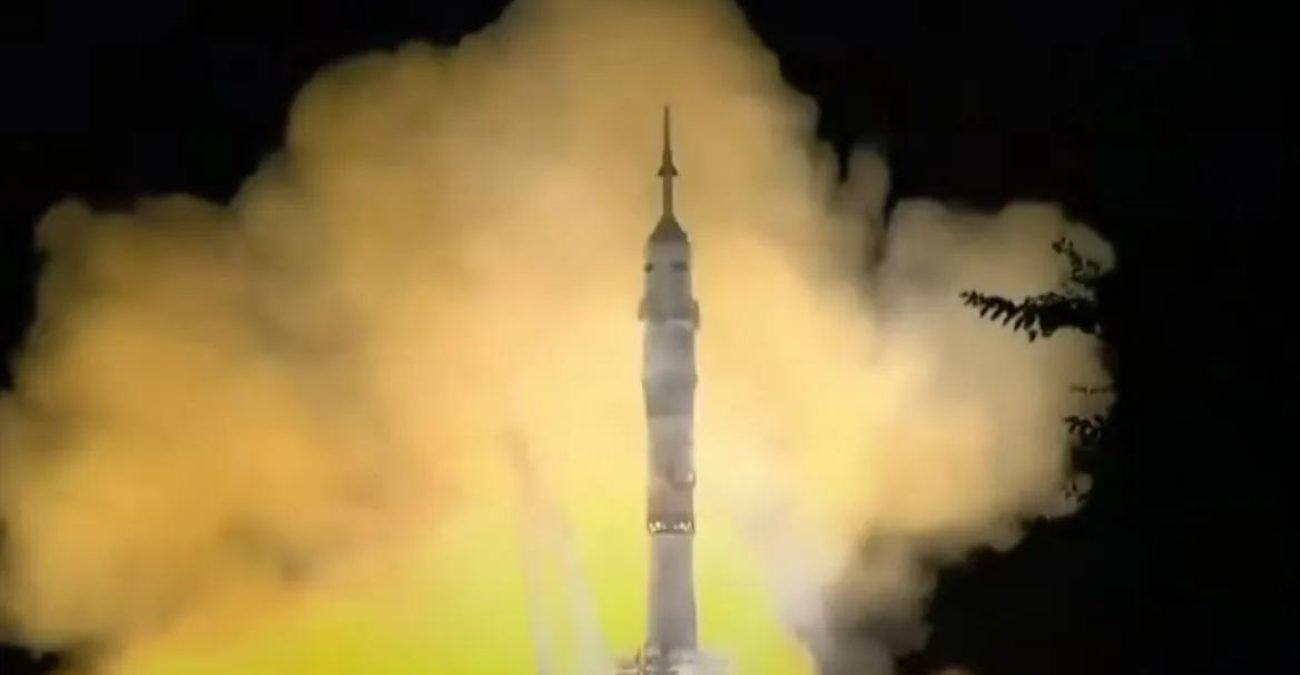 Εκτοξεύτηκε ο πύραυλος Σογιούζ που μεταφέρει δύο Ρώσους και μια Αμερικανίδα στον Διεθνή Διαστημικό Σταθμό - Βίντεο