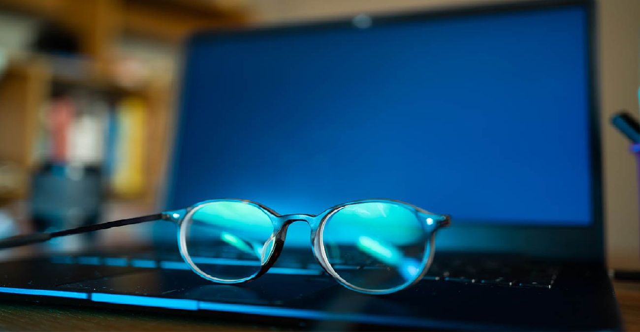Φοράτε γυαλιά για την μπλε ακτινοβολία; Δείτε πόσο χρήσιμα είναι και γιατί πρέπει να τα βάζετε