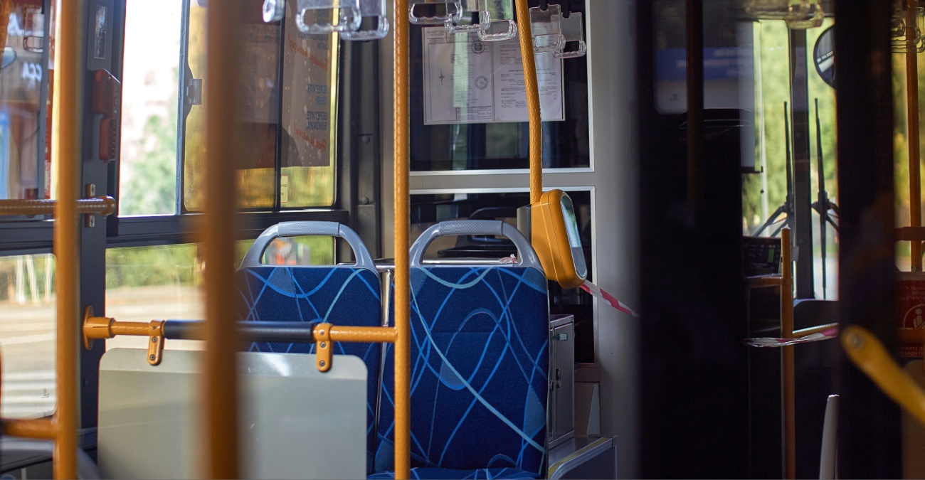 Ο Γενικός Ελεγκτής με περούκα και γυαλιά σε λεωφορείο – Δείτε την viral φωτογραφία – Πώς απαντά η Ελεγκτική Υπηρεσία