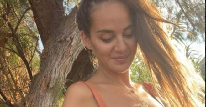 Ο Δημήτρης Αλεξάνδρου φωτογραφήθηκε στην αγκαλιά της Ρίας Ελληνίδου, η ανάρτηση από τις διακοπές τους στη Ναύπακτο