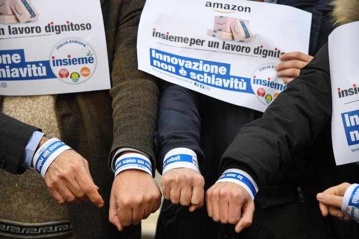 ΙΤΑΛΙΑ: Η ιδέα ηλεκτρονικού βραχιολιού για τους εργαζόμενους της Amazon προκαλεί αντιδράσεις