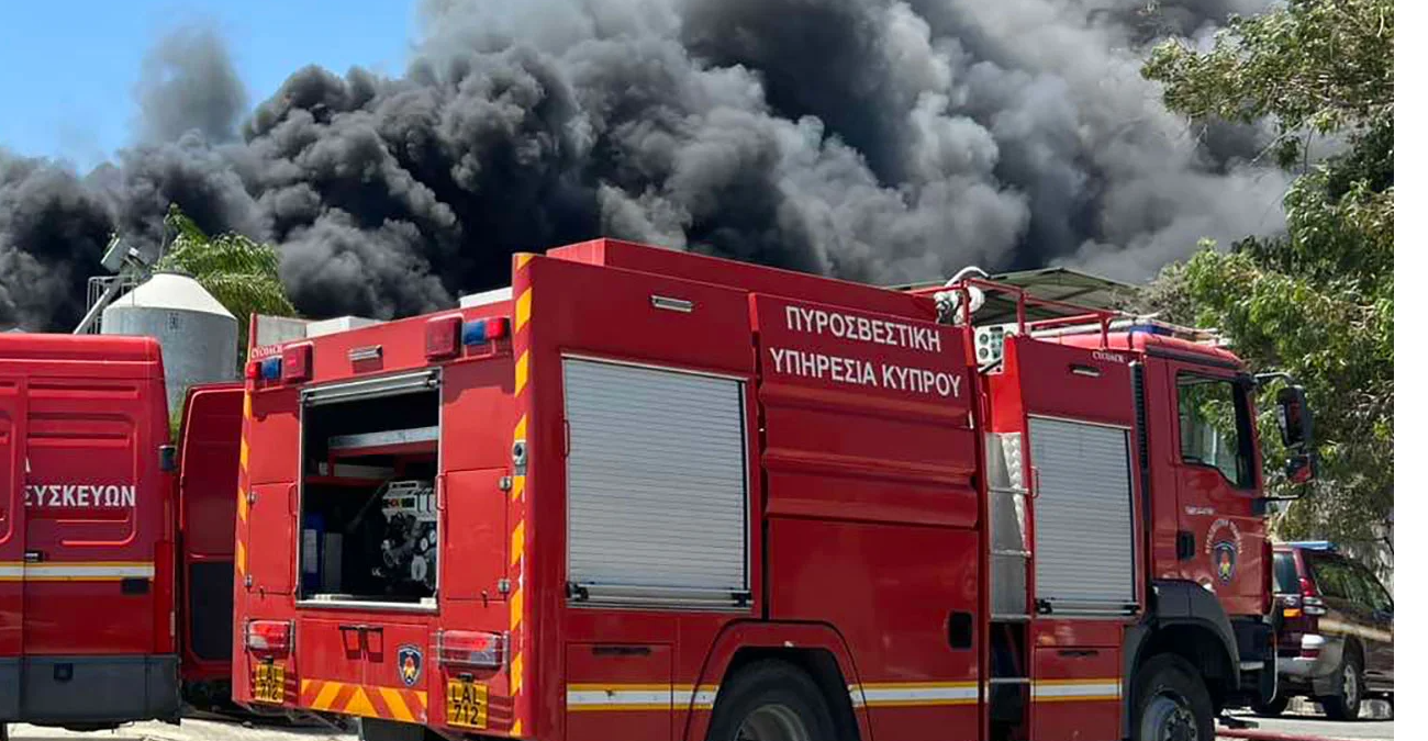Προστατεύτηκαν παρακείμενα υποστατικά στη φωτιά σε εργοστάσιο - Ενεργό μέτωπο στο δυτικό μέρος 