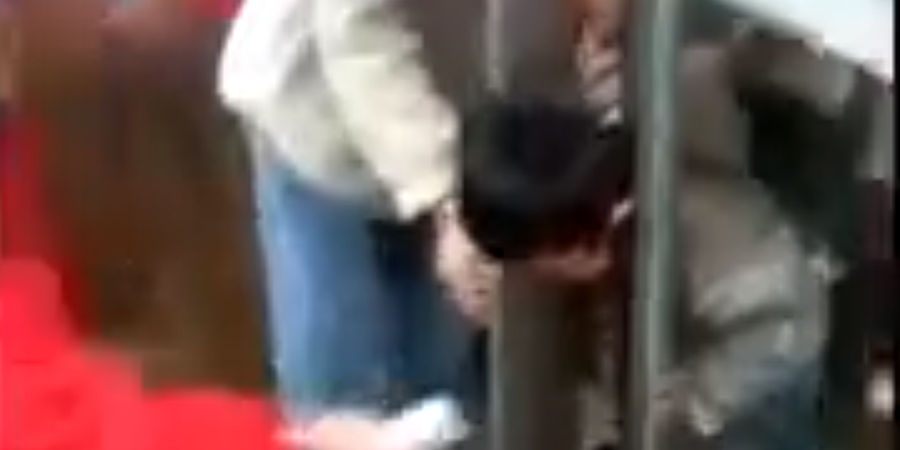 Συγκλονιστικό: Κόλλησε το κεφάλι αγοριού σε περιστρεφόμενη πόρτα – VIDEO