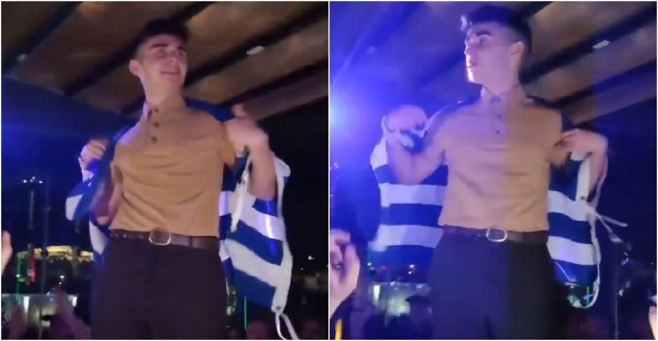 Victor Vernicos: Ανέβηκε στο τραπέζι και χόρεψε, φορώντας την ελληνική σημαία - Δείτε βίντεο