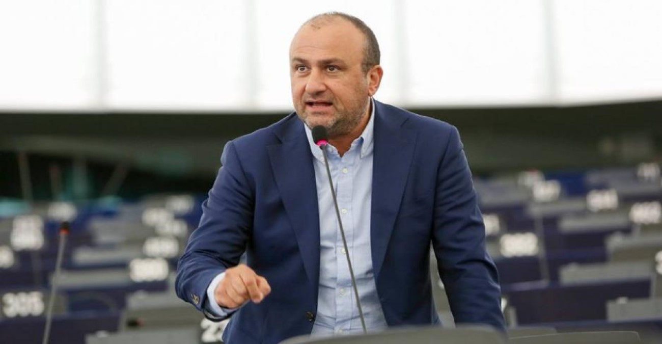 «Καθαρές κουβέντες» από τον Δημήτρη Παπαδάκη: Σηκώνει το γάντι και ζητά άρση απορρήτου για τους ισχυρισμούς Δρουσιώτη