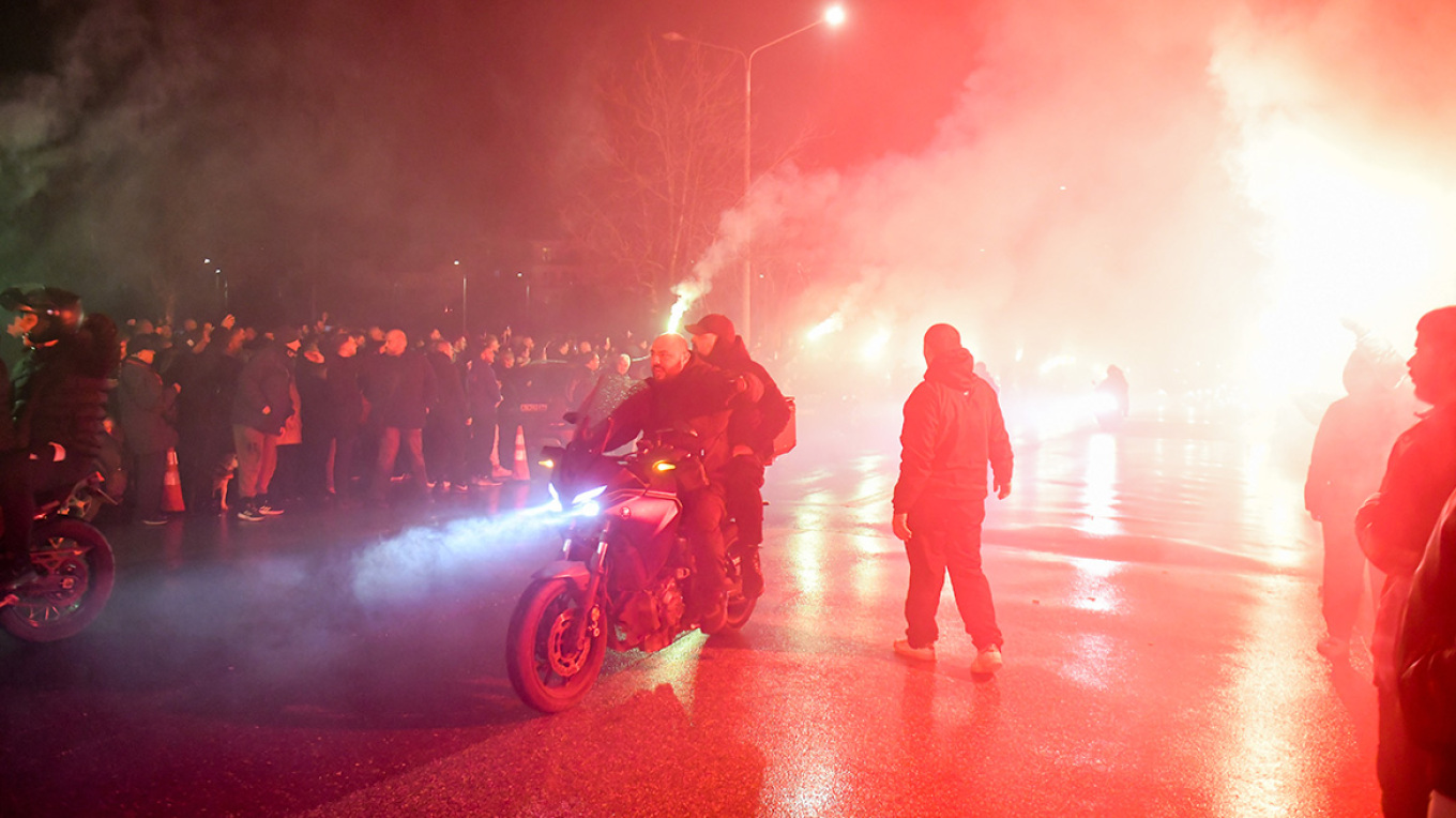 Video: Στην Τούμπα συνοδεία μοτοπορείας οι επτά σοροί των οπαδών του ΠΑΟΚ, το συγκλονιστικό «αντίο» με συνθήματα και καπνογόνα
