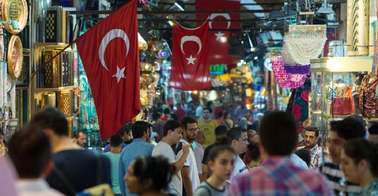 «Κατρακύλα» για την τουρκική λίρα - Νέο ιστορικό χαμηλό μετά την αύξηση του βασικού επιτοκίου της ΚΤ