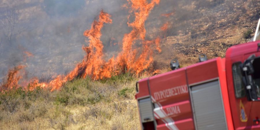 Δεν αποκλείεται το ενδεχόμενο εγκληματικής ενέργειας για την Πυρκαγιά στο Βατί - Παρέμειναν κατά τη διάρκεια της νύχτας στην περιοχή