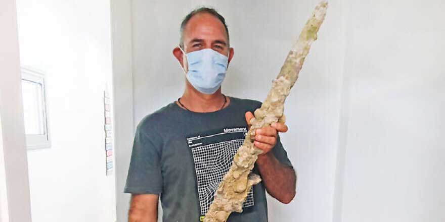 Μοναδικό εύρημα στο Ισραήλ: Ερασιτέχνης δύτης βρήκε ξίφος 900 ετών από τις Σταυροφορίες - Δείτε βίντεο