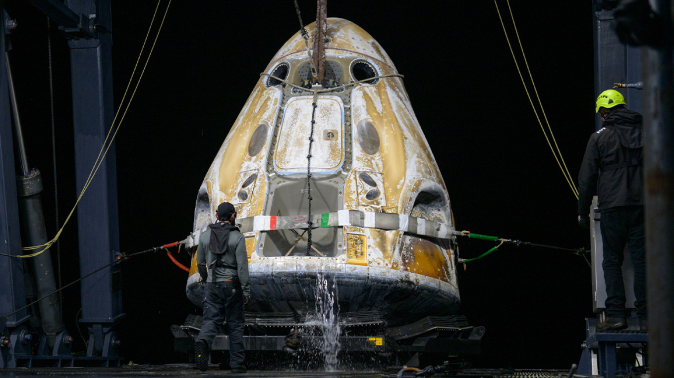 Δείτε εντυπωσιακά βίντεο και φωτογραφίες της ιστορικής πρώτης εκκένωσης από τον Διεθνή Διαστημικό Σταθμό για ιατρικούς λόγους