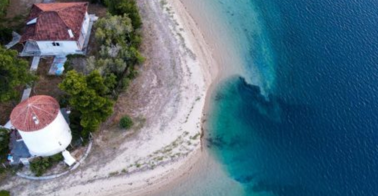 Σεισμός στην Αταλάντη: «Βυθίστηκε» παραλία της Βόρειας Εύβοιας – Εντυπωσιακές φωτογραφίες