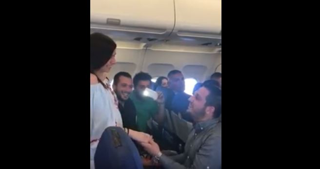 Πρόταση γάμου Κύπριου παρουσιαστή στον αέρα – Ξεσηκώθηκαν οι επιβάτες του αεροπλάνου-VIDEO