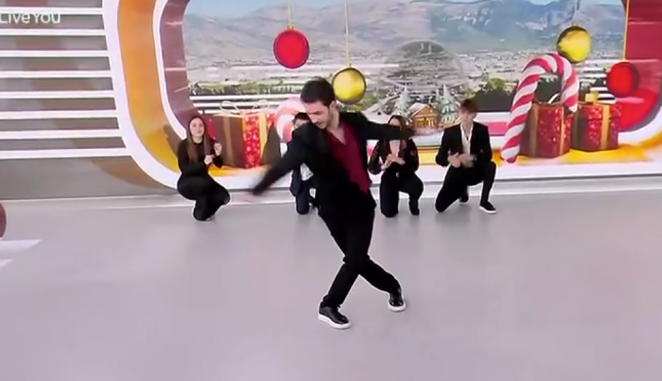 Το «Jingle Bells» έγινε... ζεϊμπέκικο: Δείτε τις φιγούρες που έβαλε χορευτής